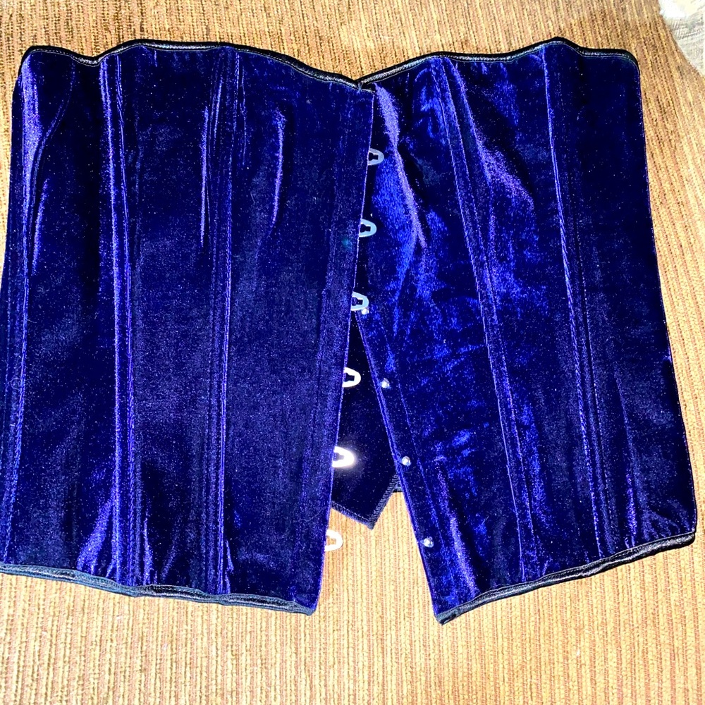 NWOT.  Rouge and Roses made this velvet corset.  Sz on label 3x.  This is for 1x
